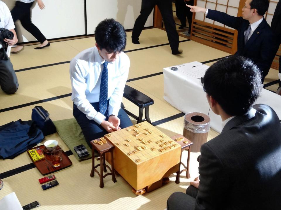 対局を終え盤面を見つめる藤井聡太四段＝大阪・関西将棋会館