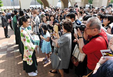 募金活動を行った松岡恵さん（左）＝宝塚大劇場（撮影・佐藤厚）