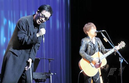 主題歌「心」をライブで披露したコブクロの黒田俊介（左）と小渕健太郎＝イイノホール