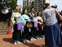 募金活動を行う松岡恵さん（左）＝宝塚大劇場（撮影・佐藤厚）