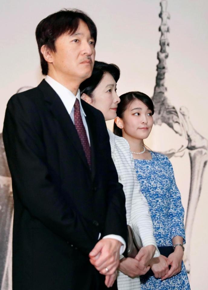 「大英自然史博物館展」を鑑賞される秋篠宮ご夫妻と眞子さま＝22日午前、東京・上野の国立科学博物館（代表撮影）