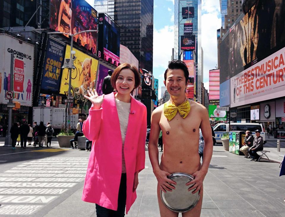 　マンハッタンに全裸＆お盆で突撃したアキラ１００％（右）と案内役のベッキー