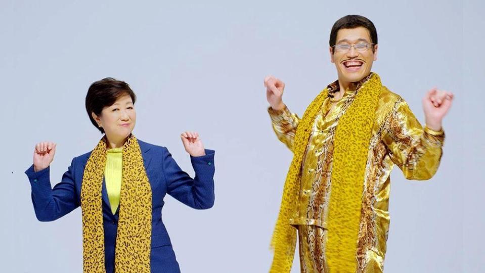 「ＰＰＡＰ」の替え歌を披露する小池百合子都知事とピコ太郎