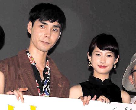 　舞台あいさつした中野裕太（左）とジェン・マンシュー＝東京・台場