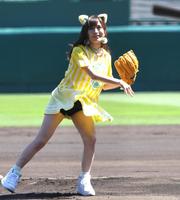 始球式に登板する山本彩＝甲子園（撮影・飯室逸平）