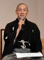 二代目市川齊入襲名披露取材会で市川右之助との関係を笑顔で説明する市川海老蔵＝東京・帝国ホテル（撮影・開出牧）