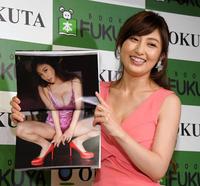 ５年ぶりとなる写真集「Ｔｈｅ　ＧＲＥＡＴＥＳＴ！！」のお気に入りのポーズを紹介する熊田曜子＝福家書店新宿サブナード店（撮影・堀内翔）