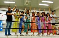 オーディションの開催を発表した（左から）ＤＤＴの高木三四郎社長、アップアップガールズ（仮）の佐保明梨、新井愛瞳、森咲樹、関根梓、佐藤綾乃、古川小夏、仙石みなみ、アップアップガールズ（２）の吉川茉優＝東京・港区のＤＤＴ道場