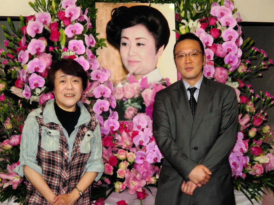 美空ひばりさんとの思い出を語った神津カンナ（左）と加藤和也氏＝東京・浅草公会堂