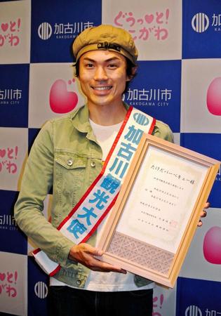 　故郷・加古川市の観光大使に就任したたけだバーベキュー＝都内