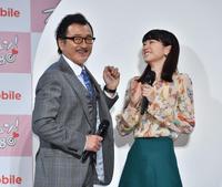 吉田鋼太郎（左）の壁ドンにズキュン！とする桐谷美玲＝ベルサール汐留