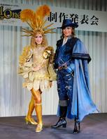 会見に出席した珠城りょう（右）、愛希れいか＝東京・千代田区のパレスホテル