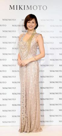 総額約２億円のジュエリーを付ける米倉涼子＝ミキモト銀座４丁目本店（撮影・中田匡峻）