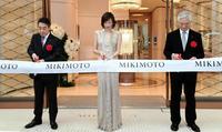 ミキモト銀座４丁目本店のテープカットを行う米倉涼子（中央）＝ミキモト銀座４丁目本店（撮影・中田匡峻）