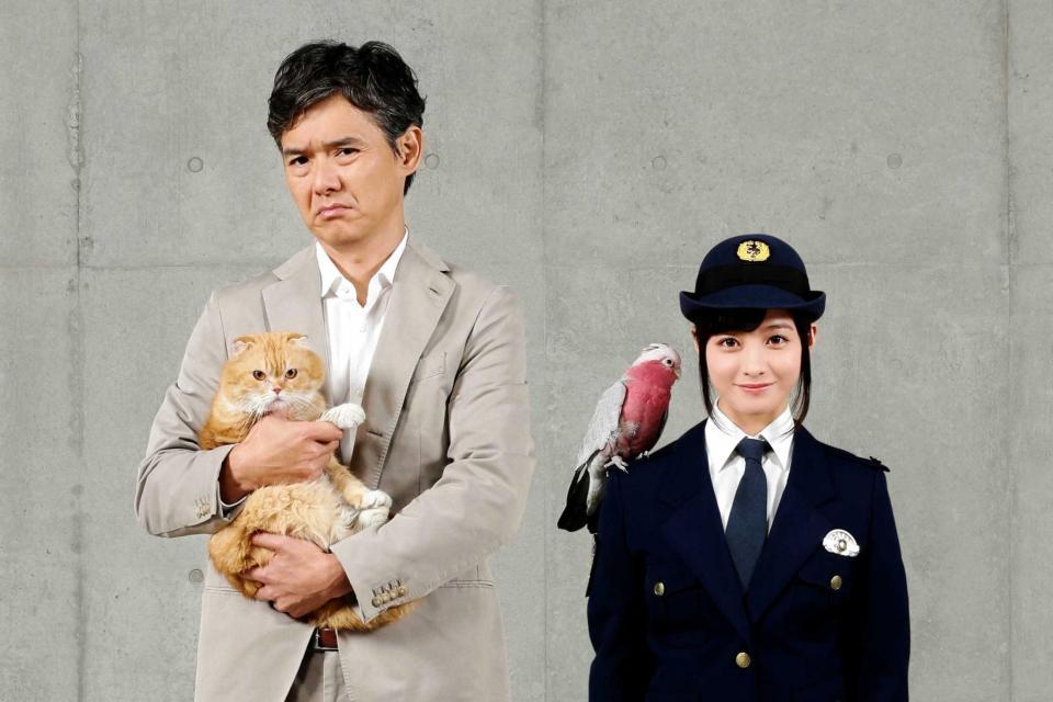 フジテレビの連続ドラマに初主演する渡部篤郎（左）とテレビドラマ初ヒロインの橋本環奈。渡部が抱いているのは猫のティティ　