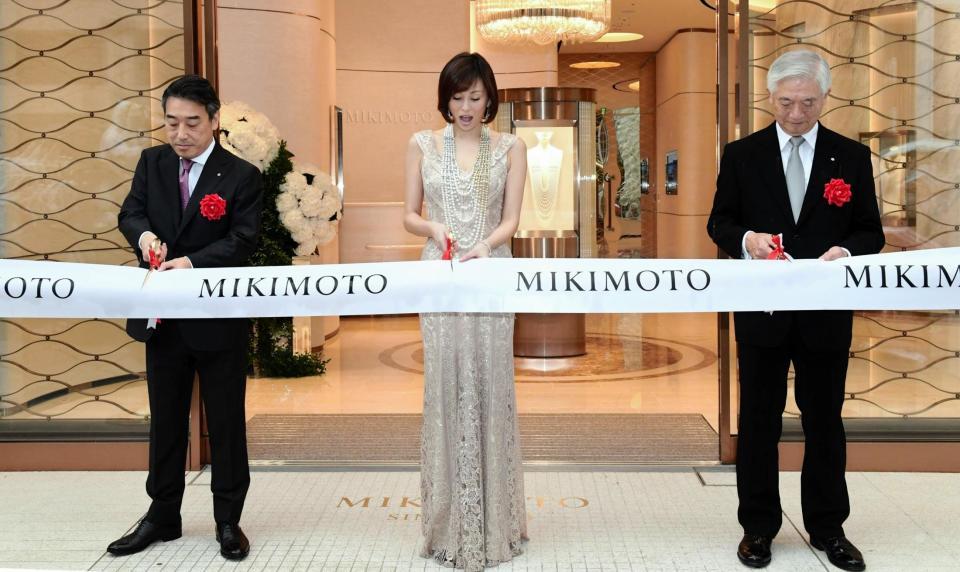 ミキモト銀座４丁目本店のテープカットを行う米倉涼子（中央）＝ミキモト銀座４丁目本店（撮影・中田匡峻）