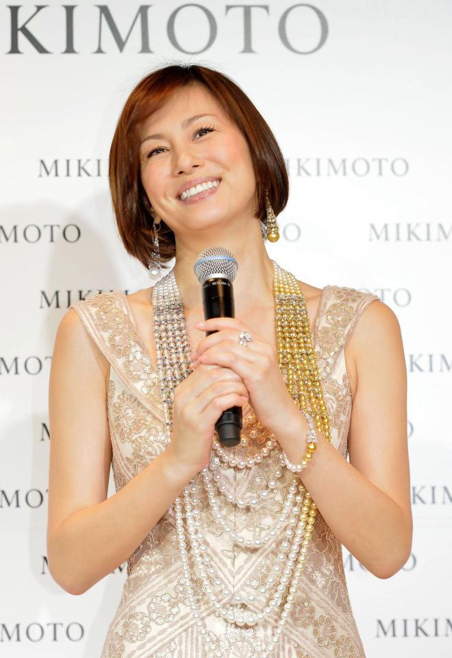 トーク中笑みを浮かべる米倉涼子＝ミキモト銀座４丁目本店（撮影・中田匡峻）