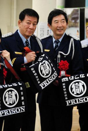 矯正展に出席した杉良太郎（左）と石田純一＝東京・科学技術館