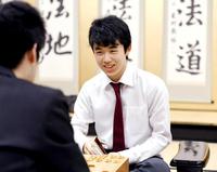 　５月４日、対局を笑顔で振り返る藤井聡太四段