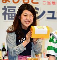 オススメを紹介する横澤夏子＝新宿・ルミネｔｈｅよしもと（撮影・三好信也）