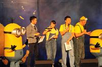 「ＭＩＮＩＯＮＳ　ＲＵＮ」のイベントに登場した広瀬アリス（左から２人目）、ＴＫＯ木本武宏（同３人目）、ＴＫＯ木下隆行＝大阪市内