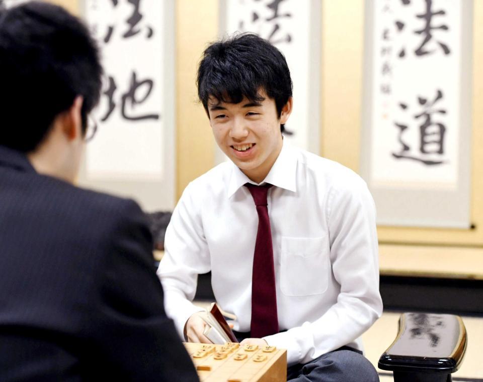 　５月４日、対局を笑顔で振り返る藤井聡太四段