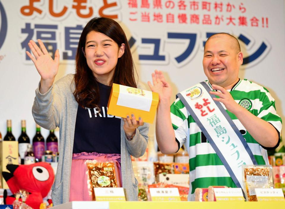 オススメを紹介しながら生産者に手を振る横澤夏子（左）と笑顔の三瓶＝新宿・ルミネｔｈｅよしもと（撮影・三好信也）