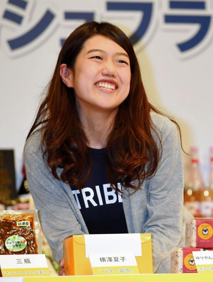 オススメを紹介する横澤夏子＝新宿・ルミネｔｈｅよしもと（撮影・三好信也）