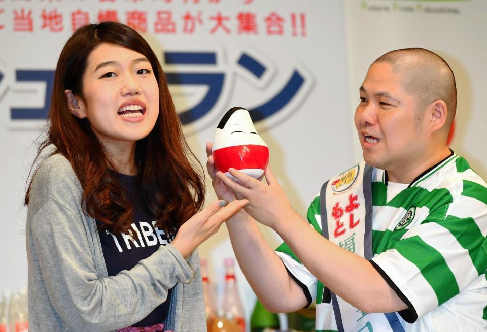 三瓶に工芸品の人形に似ていると比較される横澤夏子（左）＝新宿・ルミネｔｈｅよしもと（撮影・三好信也）