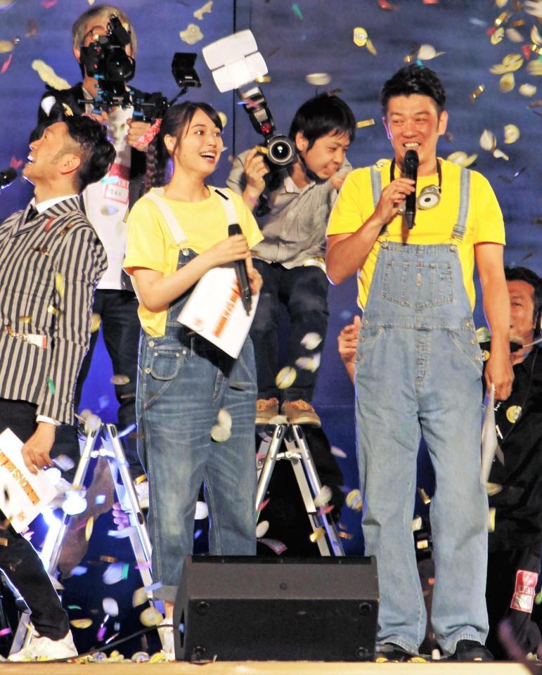 「ＭＩＮＩＯＮＳ　ＲＵＮ」のイベントに登場した（右から）ＴＫＯ木本武宏、広瀬アリス＝大阪市内