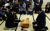 澤田真吾六段と対局した藤井聡太四段（右）＝大阪・関西将棋会館