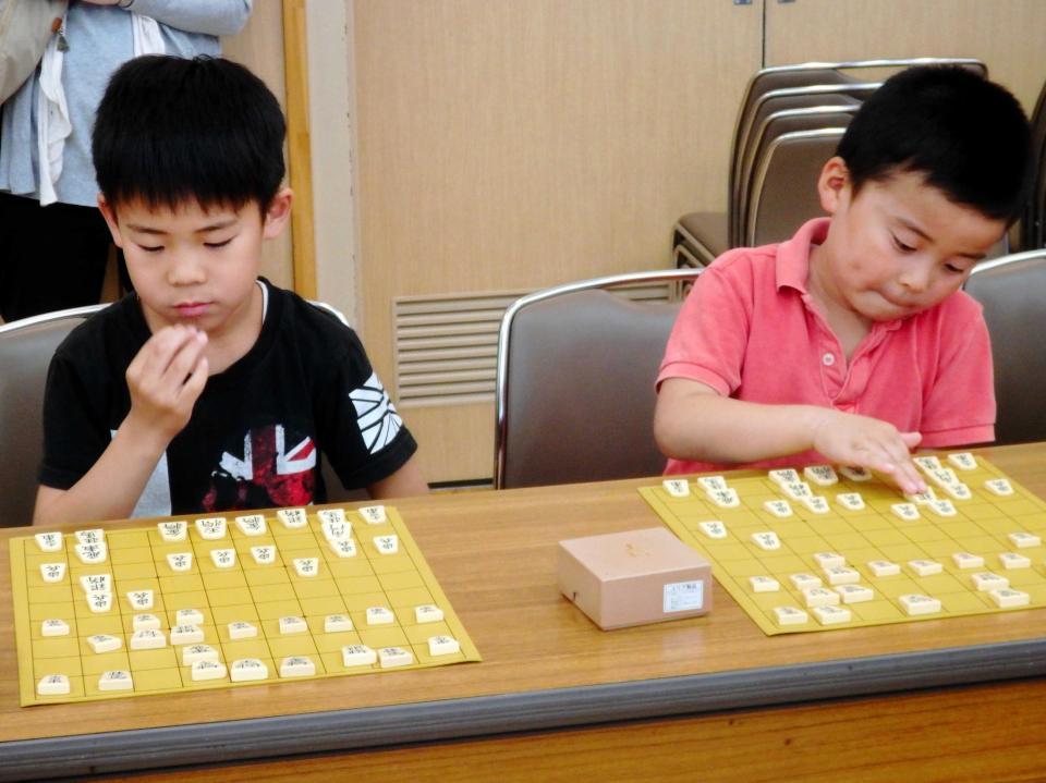 　岡本洋介四段の指導対局に挑戦する選手たち