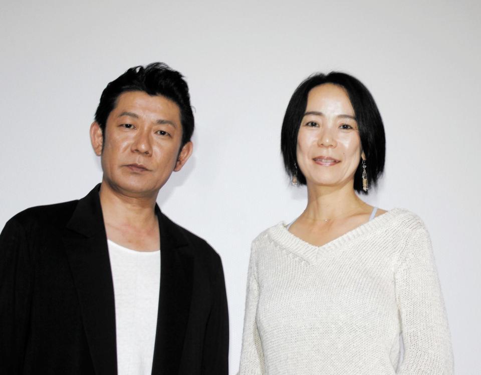 映画「光」の舞台挨拶を行った永瀬正敏（左）と河瀬直美監督＝大阪市内