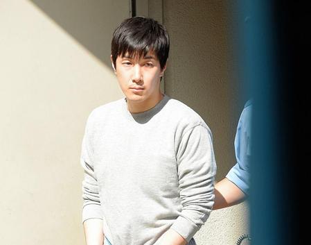 送検される橋爪遼容疑者＝東京・築地警察署（撮影・開出牧）