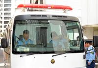 橋爪遼容疑者を乗せた車＝東京・築地警察署（撮影・開出牧）