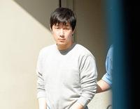 送検される橋爪遼容疑者＝東京・築地警察署（撮影・開出牧）