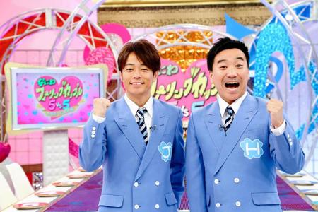 「プロポーズ大作戦　なにわ　フィーリングカップル５ｖｓ５」のＭＣを務めた陣内智則（左）、月亭八光＝大阪市内
