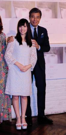 Ａｎｎａ（左）のデビューイベントに駆けつけた舘ひろし＝東京・表参道のレストラン「ＣＡＹ」