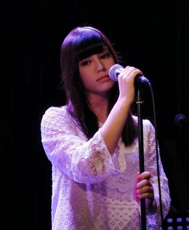 １７歳とは思えない歌声を披露したＡｎｎａ＝東京・表参道のレストラン「ＣＡＹ」