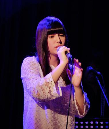 １７歳とは思えない歌声を披露したＡｎｎａ＝東京・表参道のレストラン「ＣＡＹ」