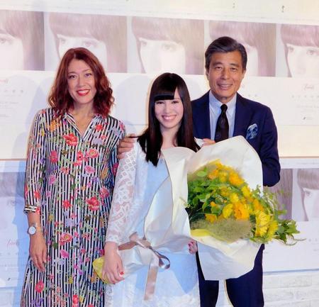 Ａｎｎａ（中央）のデビューイベントに駆けつけ、花束をプレゼントした舘ひろし（右）と司会のＬｉＬｉＣｏ（左）＝東京・表参道のレストラン「ＣＡＹ」