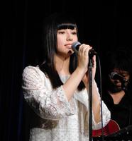 １７歳とは思えない歌声を披露したＡｎｎａ＝東京・表参道のレストラン「ＣＡＹ」