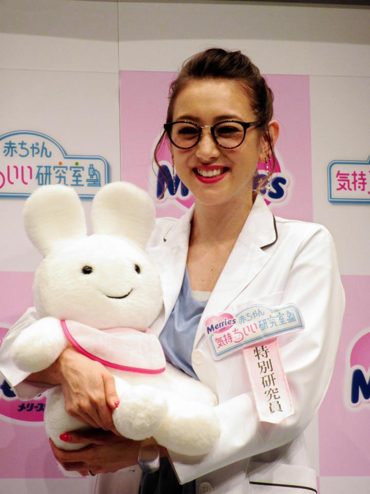 メリーズ「赤ちゃん気持ちいい研究室」一日研究員就任式に出席したＳＨＥＬＬＹ＝東京・表参道
