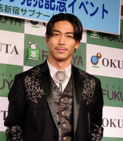 メモリアルブックの発売記念イベントを開催したＥＸＩＬＥ・ＡＫＩＲＡ＝東京・福家書店新宿サブナード店