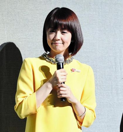 妹の麻央の話に涙をこらえる小林麻耶＝東京国際フォーラム（撮影・棚橋慶太）