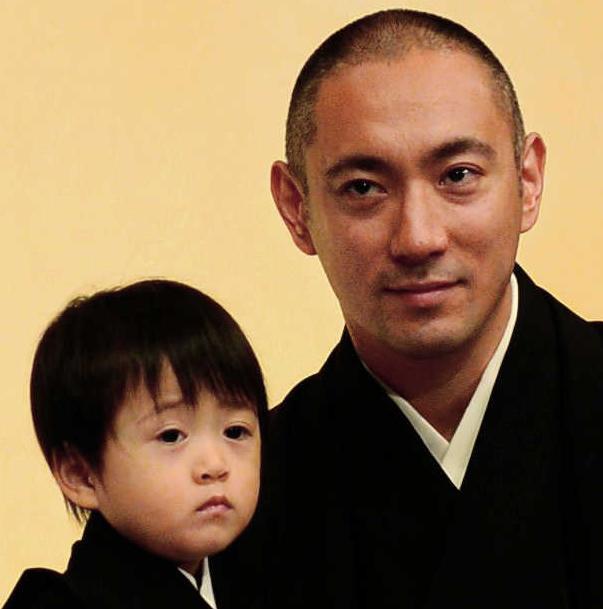 勸玄くん隈取り落ちず 麻央も手伝い中に寝落ち 幸せそう と海老蔵 芸能 デイリースポーツ Online