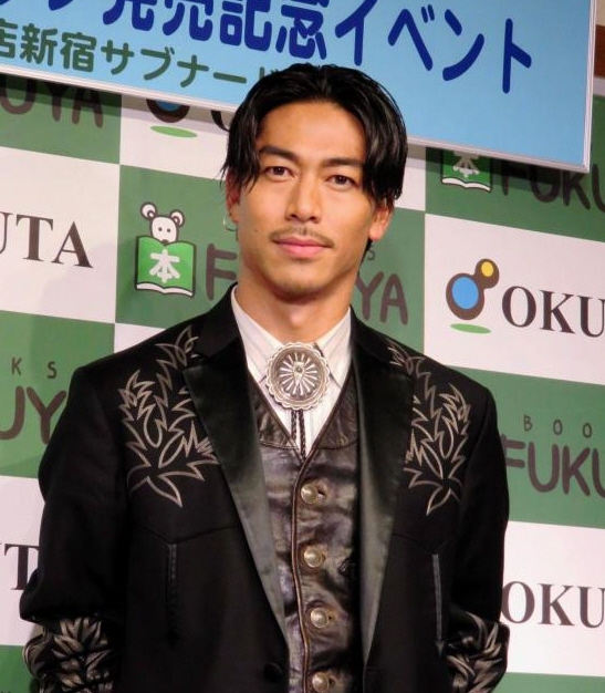 メモリアルブックの発売記念イベントを開催したＥＸＩＬＥ・ＡＫＩＲＡ＝東京・福家書店新宿サブナード店