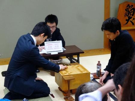 対局する藤井聡太四段（左）と都成竜馬四段＝大阪・関西将棋会館