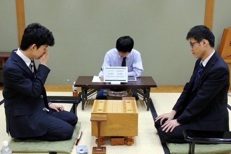 宮本五段と対局した藤井四段（左）＝大阪・関西将棋会館（日本将棋連盟提供）