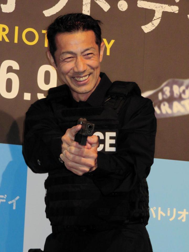 映画の主人公にちなみ警察官に扮（ふん）し登場した森脇健児＝東京・飯田橋